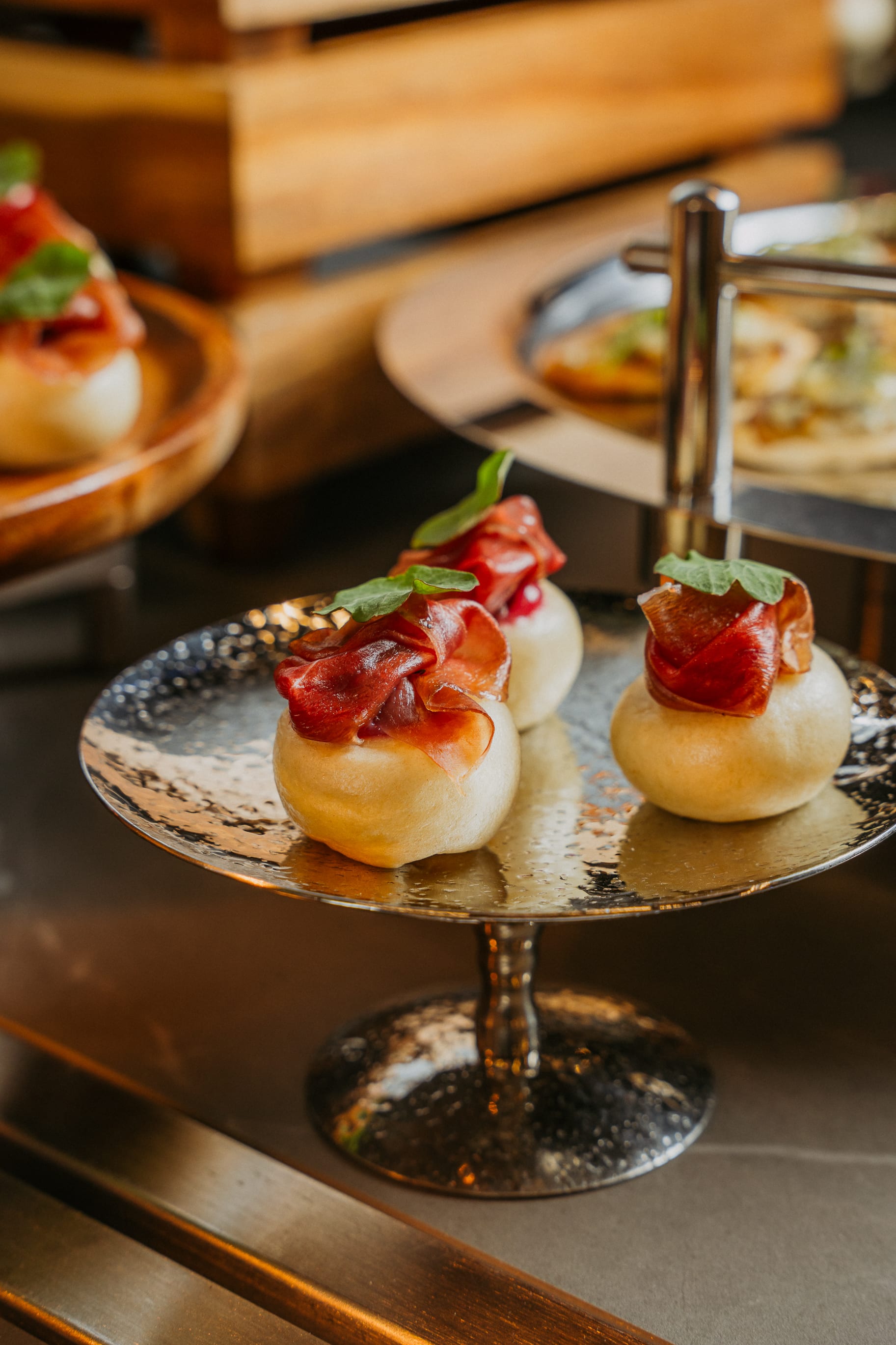 Detal przekąski finger food na srebrnej paterze
