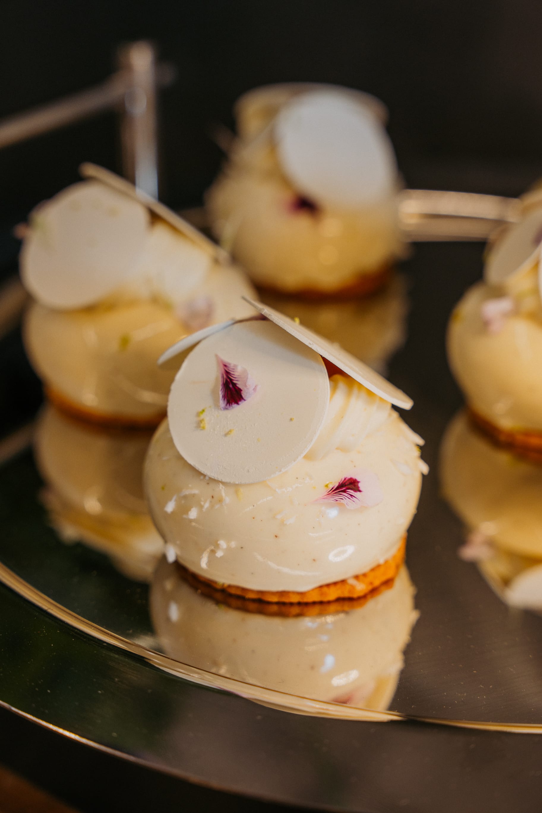 Autorskie desery Dialog Catering na eleganckiej paterze